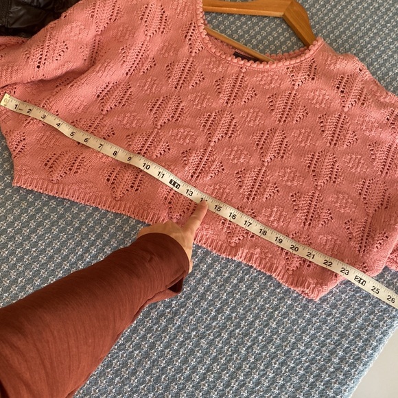 Vintage cropped scalloped crochet loose sweater. Relaxed slouchy size medium pin - Picture 9 of 9